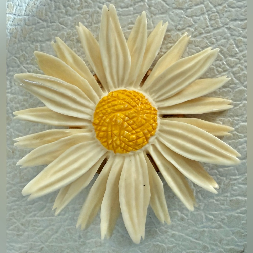 Wells 14K Gold Filled Cream & Yellow Vintage Celluloid Daisy Brooch